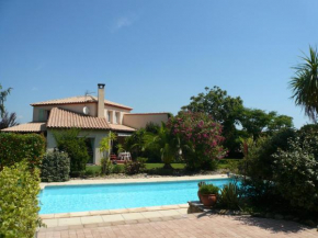 Villa avec grand jardin et piscine privée